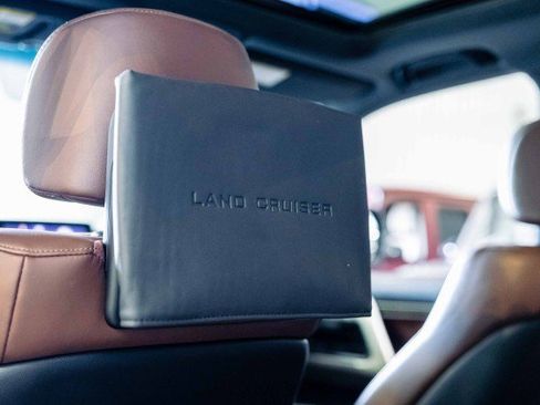 Used 2018 Toyota Land Cruiser image 30