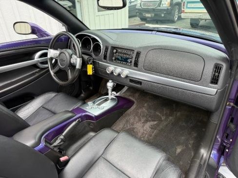 Used 2004 Chevrolet SSR w/ Preferred Equipment Group RWD image 9
