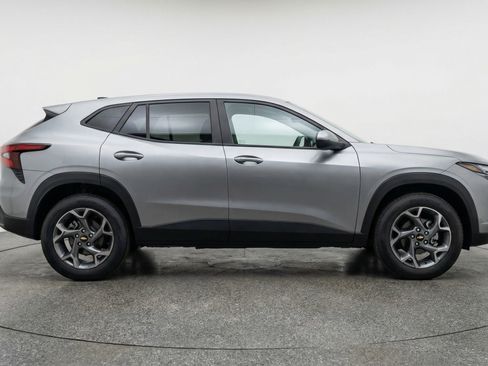 Used 2025 Chevrolet Trax LT w/ LT Convenience Package image 11