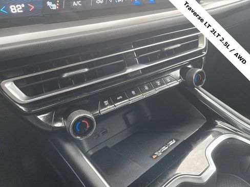 Used 2025 Chevrolet Traverse LT image 24