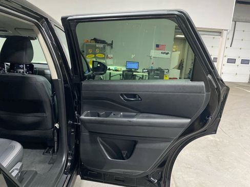 Used 2024 Nissan Pathfinder S image 27