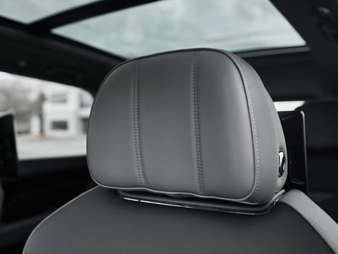 Used 2023 Bentley Bentayga Extended Wheelbase image 43