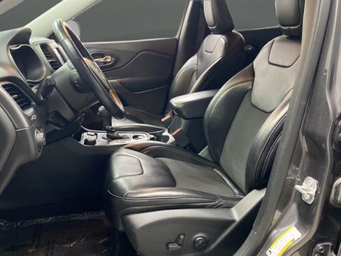 Used 2019 Jeep Cherokee Latitude Plus w/ Cold Weather Group AWD/4WD image 10