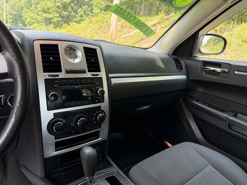Used 2009 Chrysler 300 LX RWD image 12
