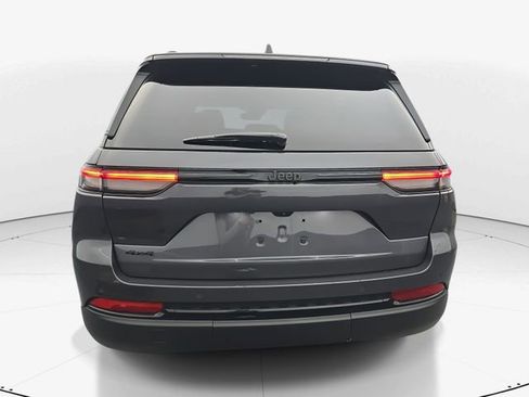 Used 2023 Jeep Grand Cherokee Altitude image 8