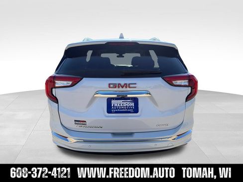 Used 2024 GMC Terrain Denali w/ Denali Premium Package AWD/4WD image 4