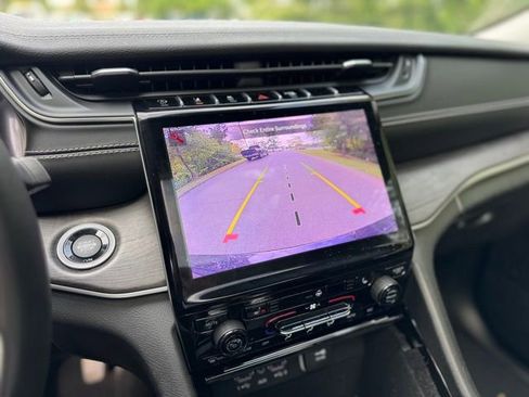 Used 2022 Jeep Grand Cherokee Limited image 17