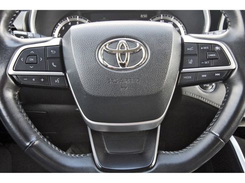 Used 2023 Toyota Highlander XLE FWD image 18