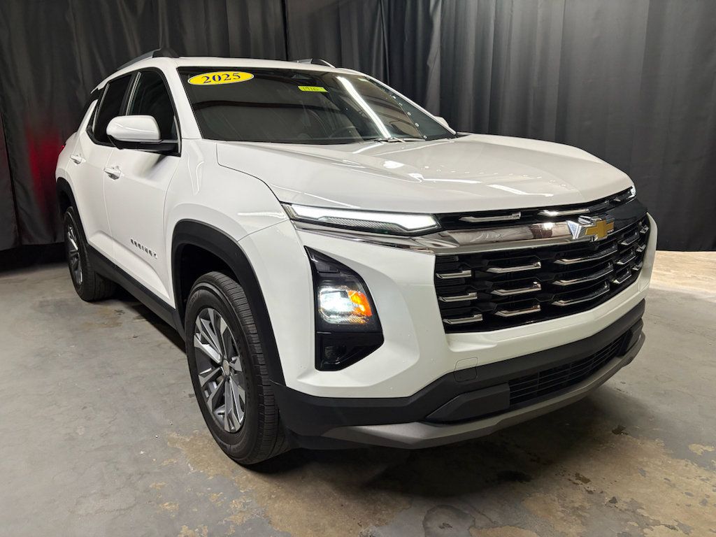 Used 2025 Chevrolet Equinox LT w/ Convenience Package II FWD image 3