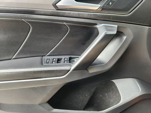 Used 2023 Volkswagen Tiguan SE w/ Panoramic Sunroof Package image 23