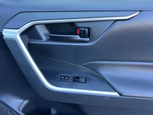 Used 2019 Toyota RAV4 LE FWD image 18