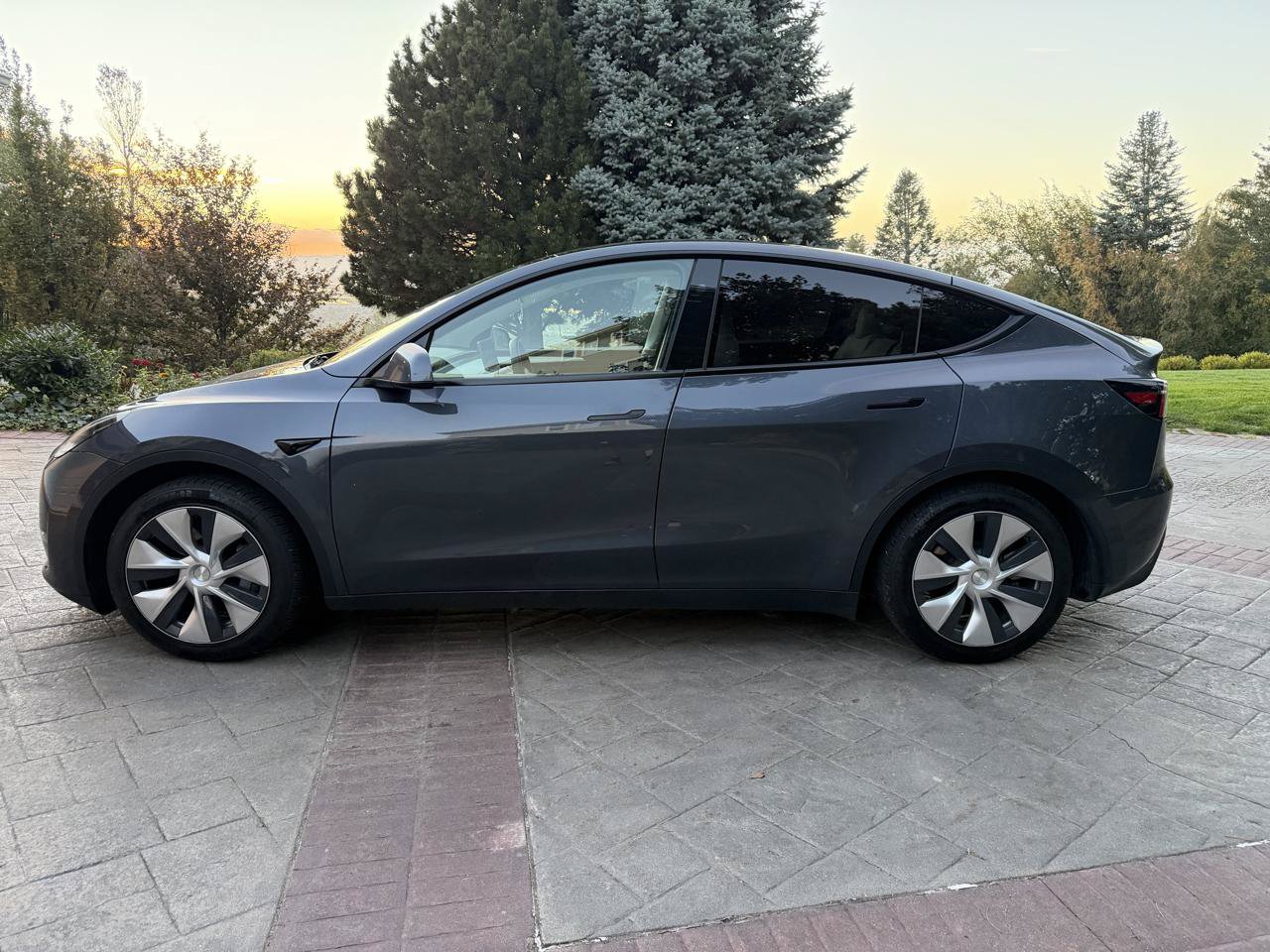 Used 2023 Tesla Model Y Long Range AWD/4WD image 2