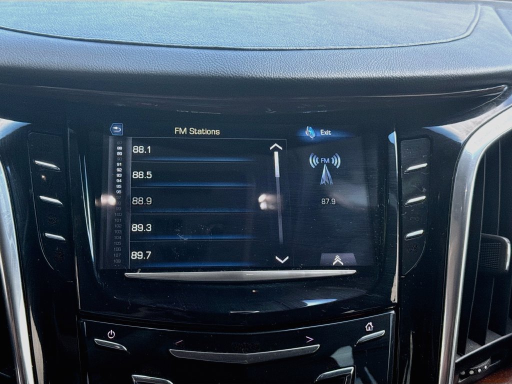 Used 2018 Cadillac Escalade Premium Luxury AWD/4WD image 16