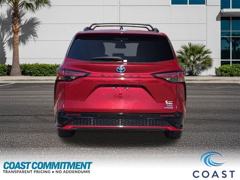 Used 2022 Toyota Sienna XSE image 7