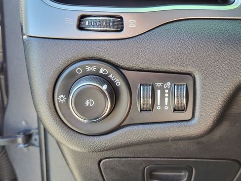 Used 2020 Jeep Cherokee Latitude Plus w/ Cold Weather Group AWD/4WD image 9