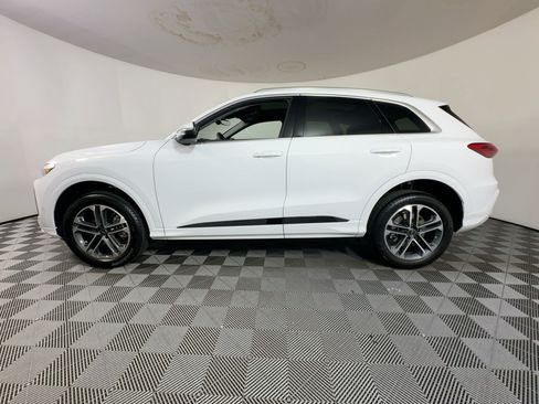 Certified 2025 Audi Q5 Premium w/ Convenience Package AWD/4WD image 2