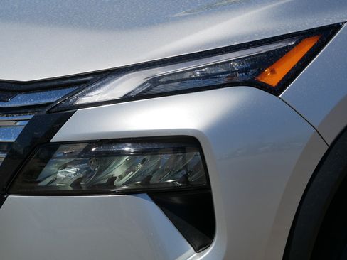 Used 2025 Nissan Rogue SV AWD/4WD image 16