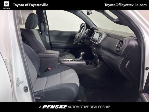 Certified 2022 Toyota Tacoma TRD Off-Road AWD/4WD image 9