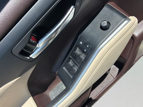 Used 2020 Toyota Highlander XLE FWD image 18