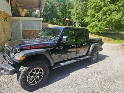 Used 2025 Jeep Gladiator Rubicon w/ Convenience Group AWD/4WD image 4