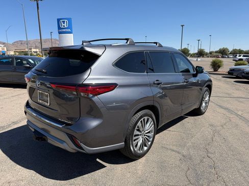 Used 2021 Toyota Highlander Platinum FWD image 5