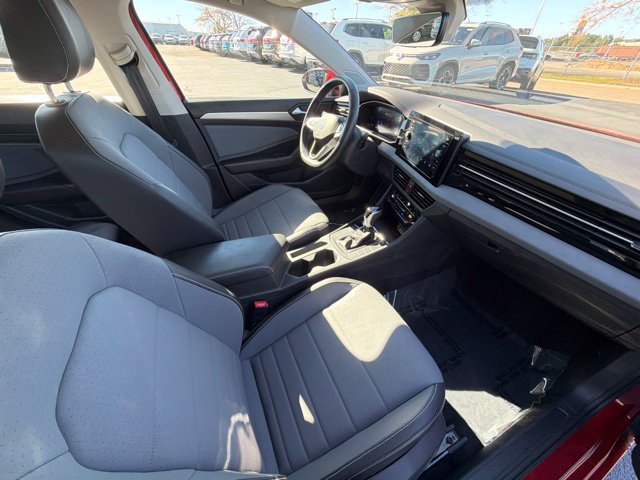 Used 2025 Volkswagen Jetta SE FWD image 31
