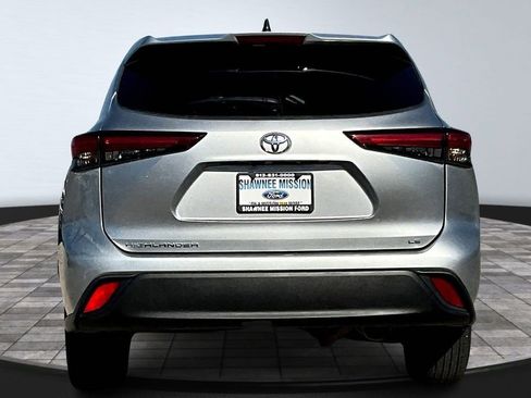 Used 2023 Toyota Highlander LE FWD image 5