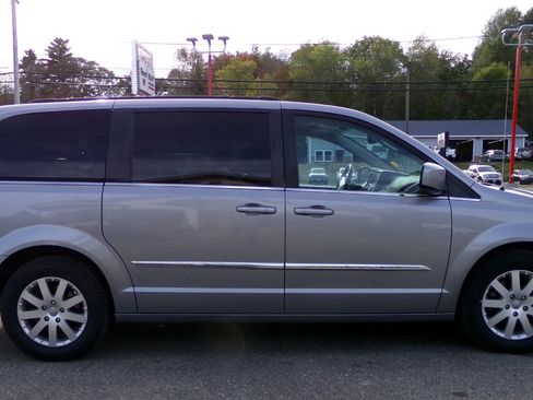 Used 2016 Chrysler Town & Country Touring image 6
