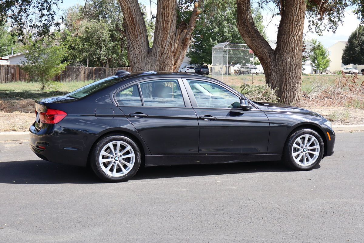 Used 2017 BMW 320i xDrive Sedan AWD/4WD image 4