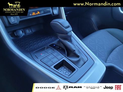 Used 2025 Toyota RAV4 XLE AWD/4WD image 12