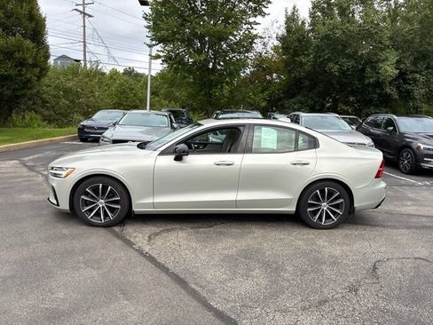 Used 2022 Volvo S60 B5 Momentum w/ Climate Package AWD/4WD image 3