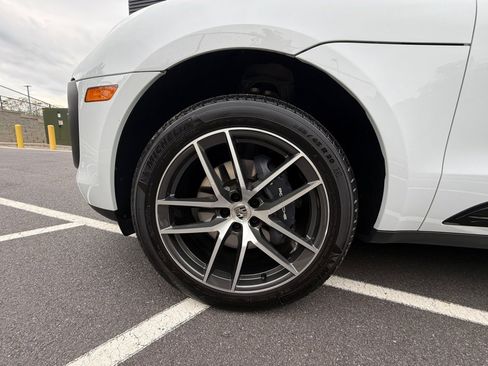 Certified 2025 Porsche Macan image 11
