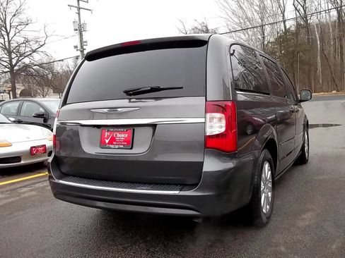 Used 2016 Chrysler Town & Country Touring image 2