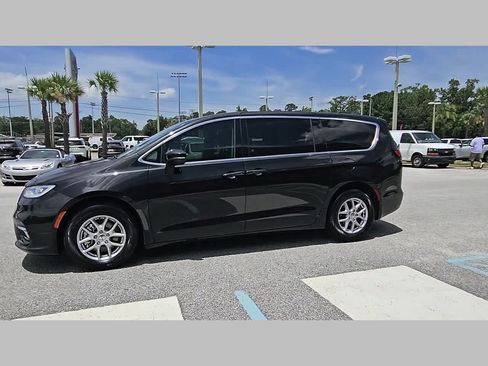 Used 2023 Chrysler Pacifica Touring-L w/ Uconnect Theater Family Group FWD image 24