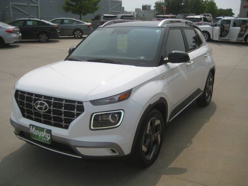 Used 2022 Hyundai Venue Limited image 4