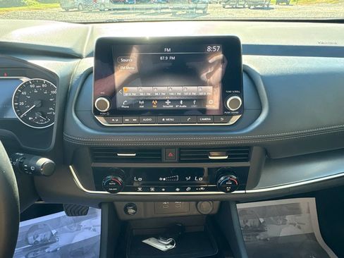 Used 2025 Nissan Rogue SV FWD image 13