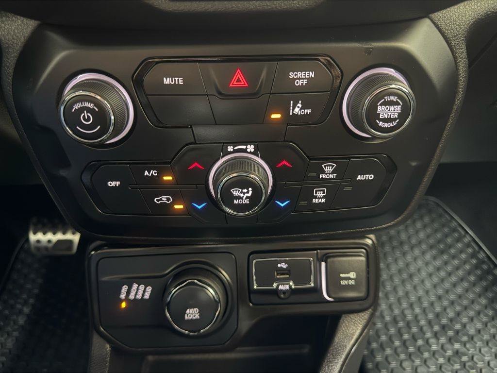 Used 2023 Jeep Renegade Latitude AWD/4WD image 17