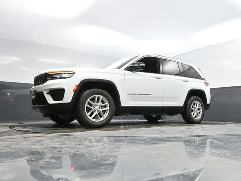 Used 2024 Jeep Grand Cherokee Laredo X image 47