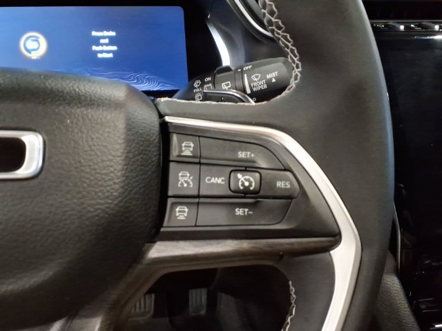 Used 2023 Jeep Grand Cherokee Limited AWD/4WD image 16
