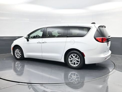 Used 2023 Chrysler Voyager LX FWD image 5