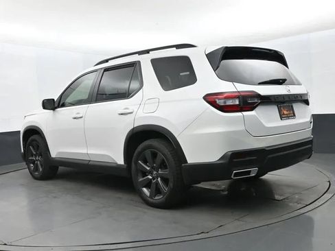 Used 2025 Honda Pilot Sport image 9