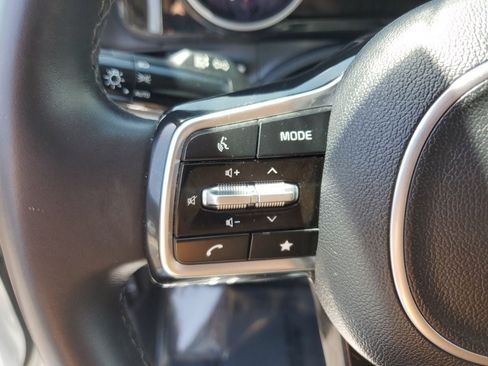 Used 2024 Kia Carnival EX FWD image 22