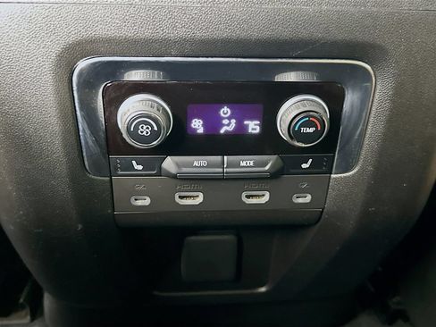 Used 2023 Chevrolet Suburban Premier w/ Advanced Technology Package AWD/4WD image 29