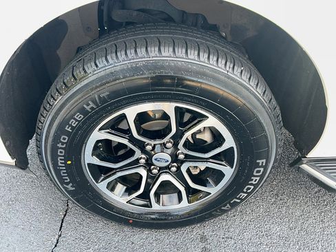 Used 2023 Ford Expedition Max XLT image 9