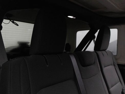 Used 2018 Jeep Wrangler Unlimited Sahara w/ Uconnect 4C Nav & Sound Group image 34