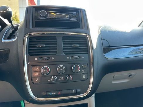 Used 2013 Dodge Grand Caravan SE image 2