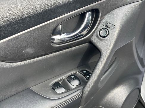 Used 2017 Nissan Rogue S image 11