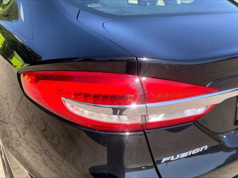 Used 2018 Ford Fusion SE w/ Fusion SE Technology Package FWD image 28