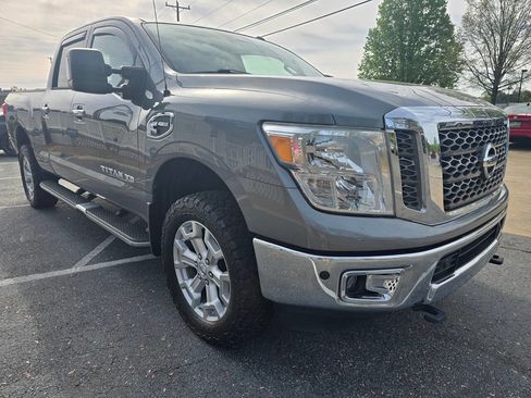 Used 2016 Nissan Titan SV image 10