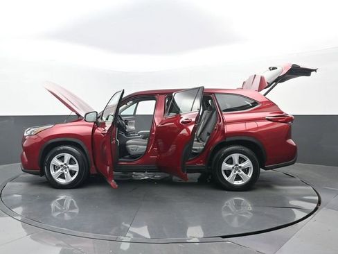 Used 2020 Toyota Highlander LE image 32